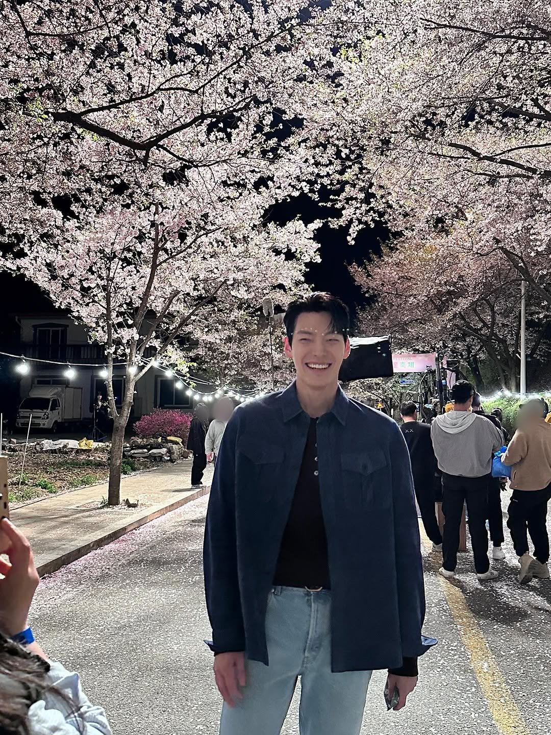 Photo by 김우빈 on October 15, 2025. May be an image of duffle coat, parka, stone-fruit tree and text.