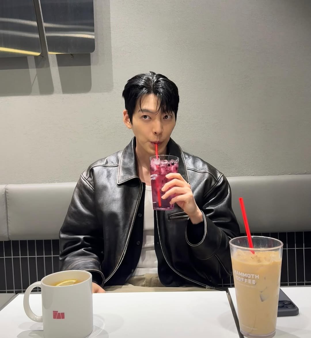 Photo shared by 김우빈 on November 04, 2025 tagging @mmthcoffee.