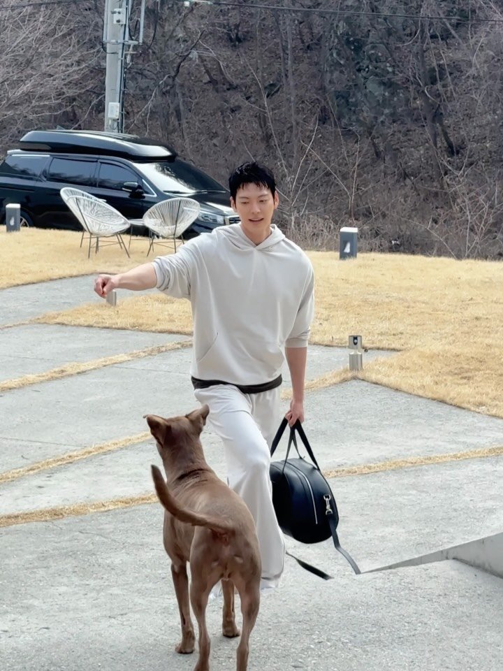 ____kimwoobin 게시물 이미지: 🐕🙆🏻‍♂️