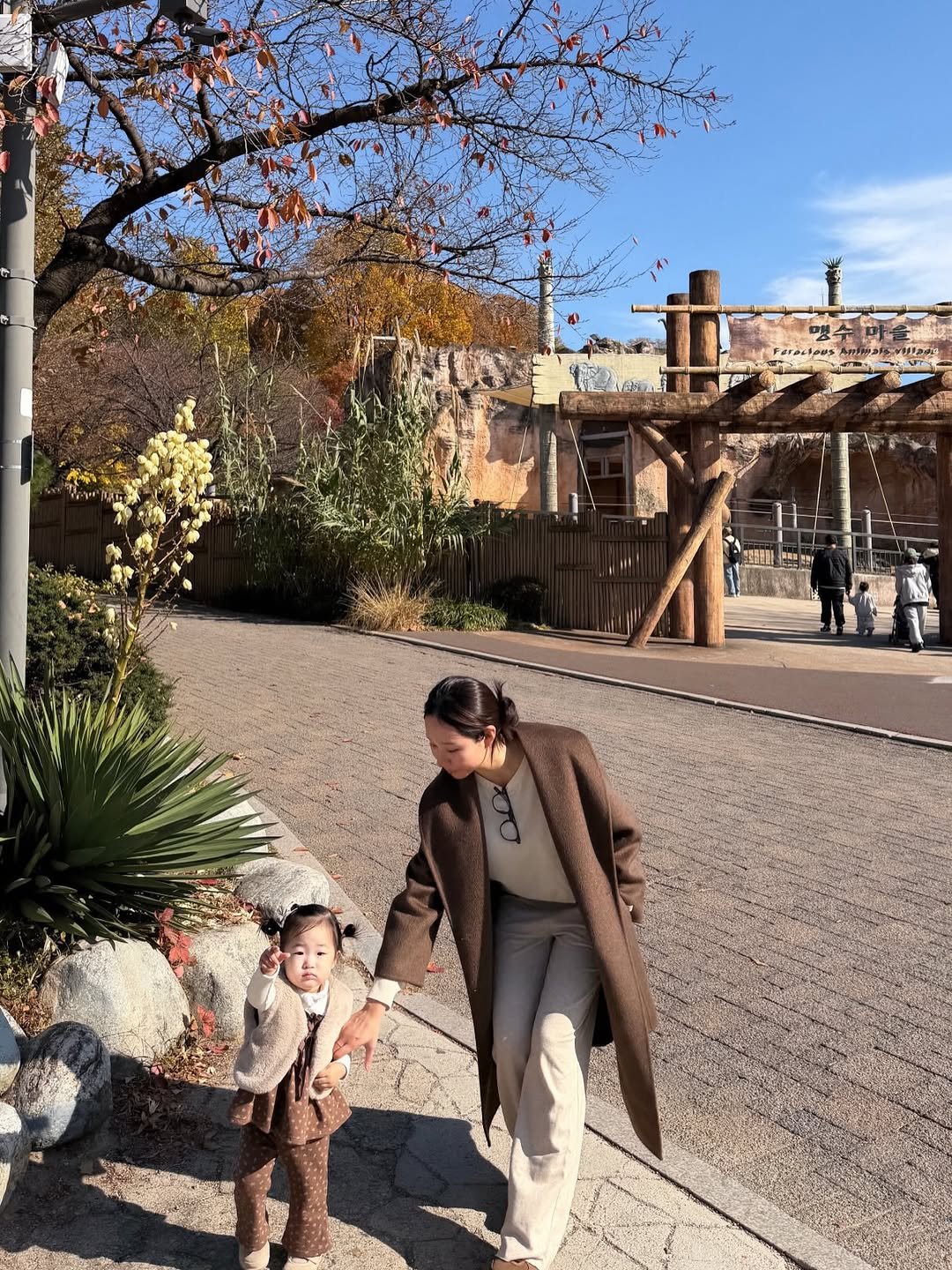 Photo by 최서안 on December 14, 2025. May be an image of baby, standing, duffle coat, skateboard and wetsuit.