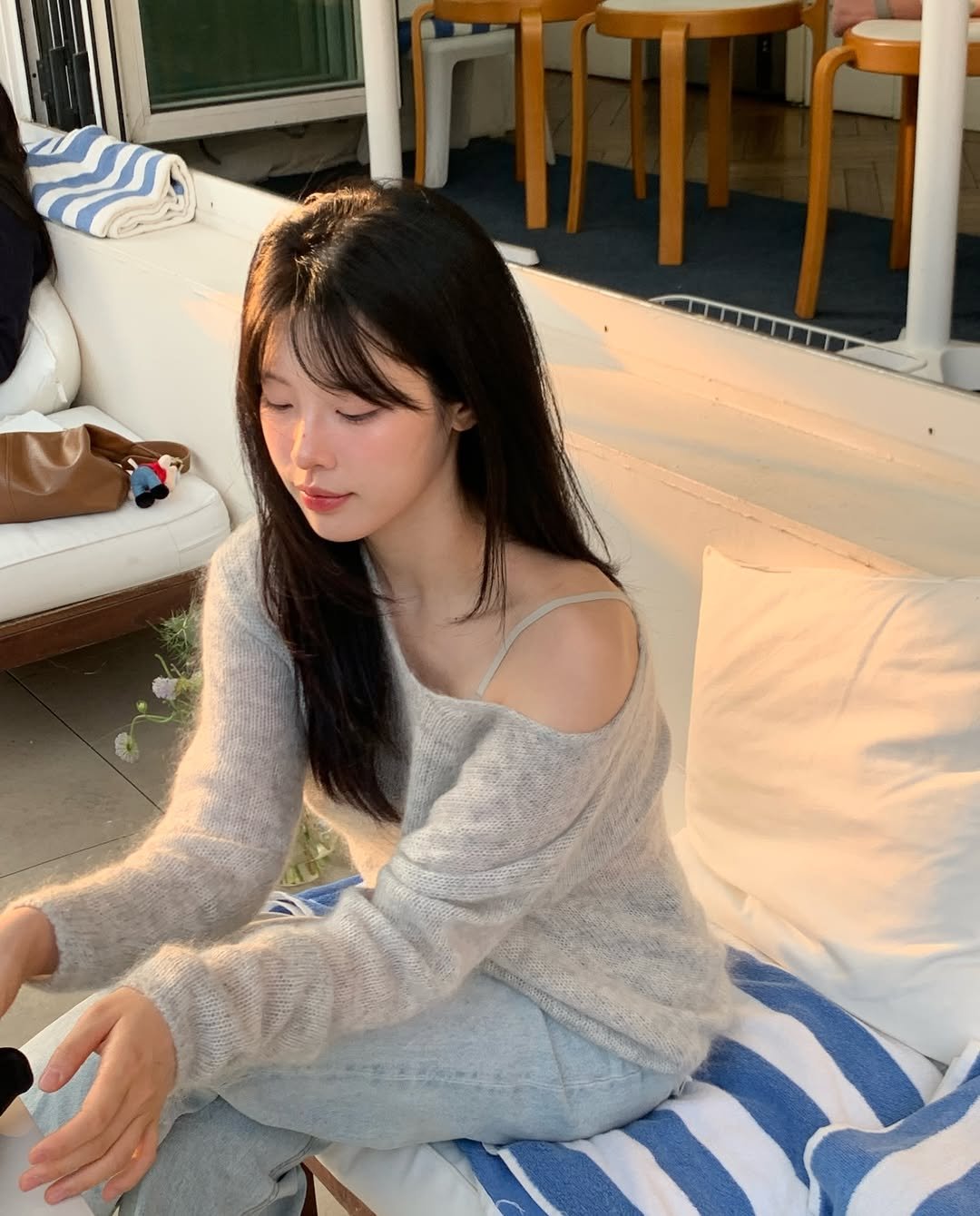 Photo by 내링 𝖭𝖾𝗋𝗂𝗇𝗀  |  𝖵𝗂𝗌𝗎𝖺𝗅 𝖣𝗂𝗋𝖾𝖼𝗍𝗈𝗋 on April 17, 2026. May be an image of one or more people, hair, sleepwear, deck chair, top, outdoors and text.