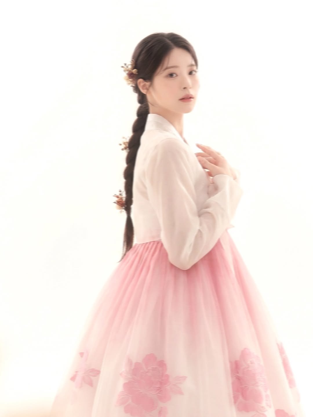 Photo shared by 내링 𝖭𝖾𝗋𝗂𝗇𝗀  |  𝖵𝗂𝗌𝗎𝖺𝗅 𝖣𝗂𝗋𝖾𝖼𝗍𝗈𝗋 on February 17, 2026 tagging @beautycam.kr. May be an image of one or more people, braids and dress.