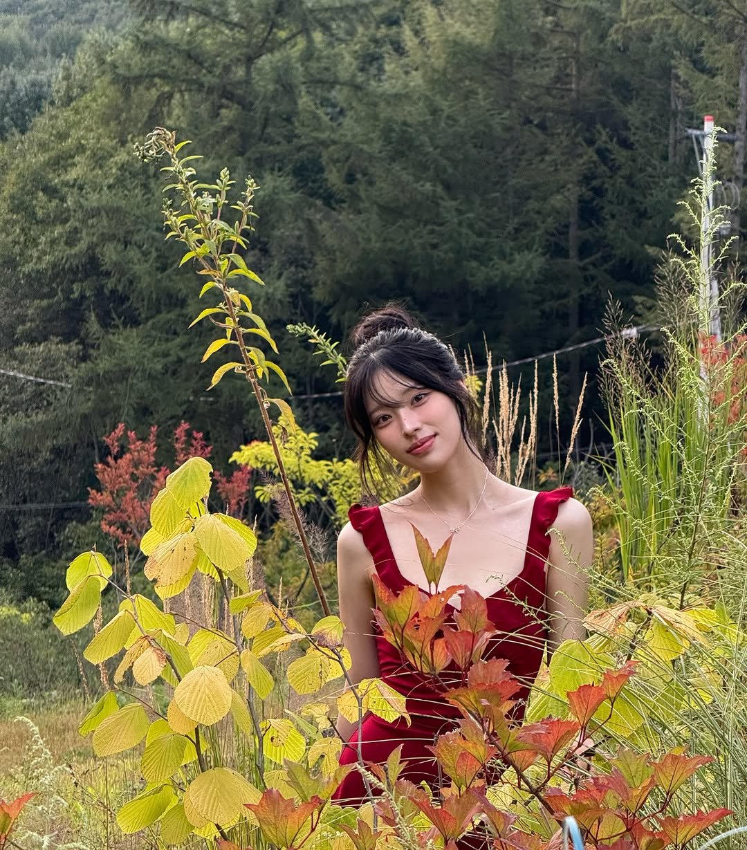 Photo shared by 내링 ネリン on October 20, 2025 tagging @milforet300. May be an image of dress and outdoors.