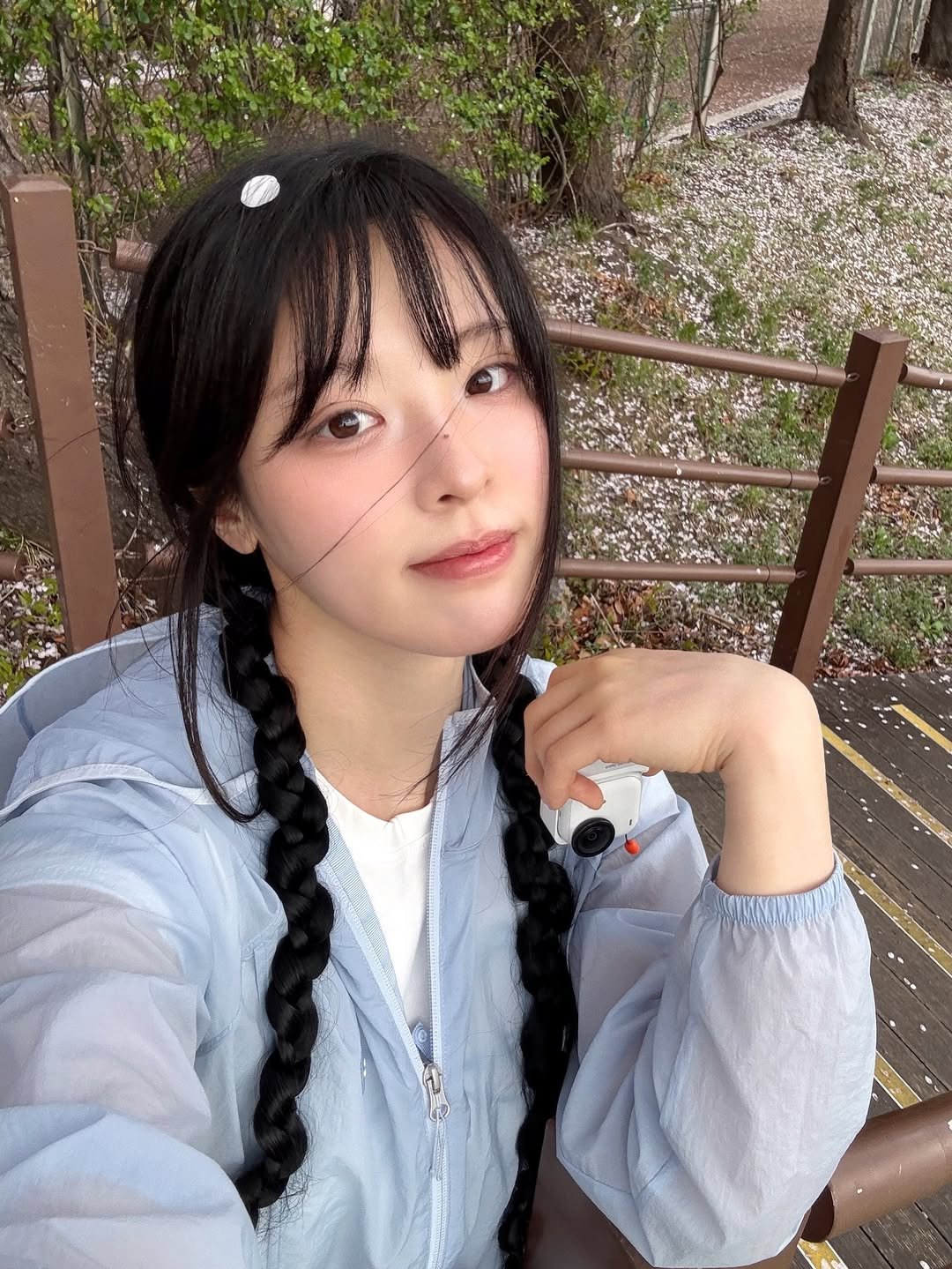 Photo shared by 내링 𝖭𝖾𝗋𝗂𝗇𝗀  |  𝖵𝗂𝗌𝗎𝖺𝗅 𝖣𝗂𝗋𝖾𝖼𝗍𝗈𝗋 on April 09, 2026 tagging @eider.official, and @insta360kr. May be an image of one or more people, braids, scorpion grass, baby's-breath and text.