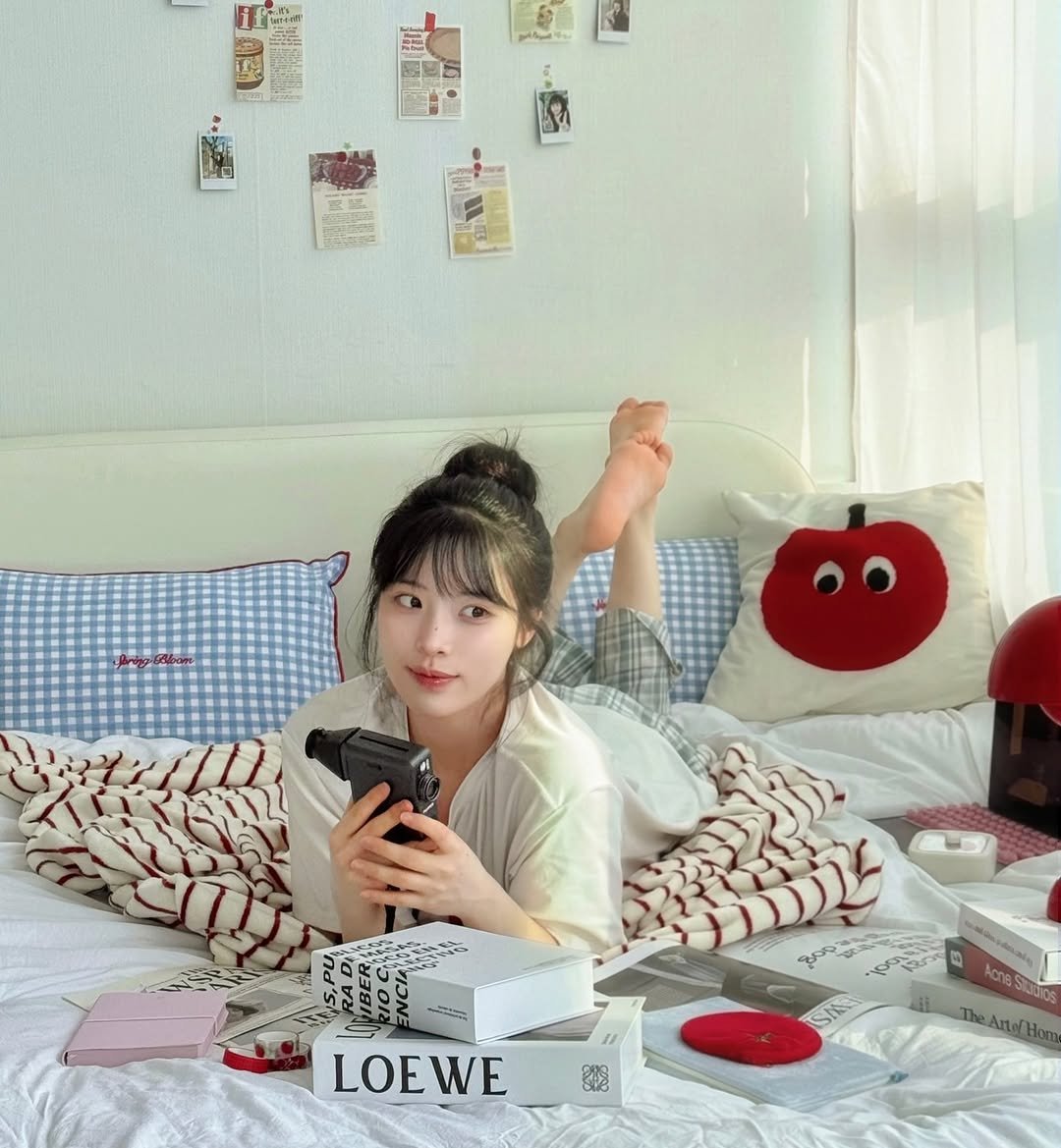 Photo shared by 내링 𝖭𝖾𝗋𝗂𝗇𝗀  |  𝖵𝗂𝗌𝗎𝖺𝗅 𝖣𝗂𝗋𝖾𝖼𝗍𝗈𝗋 on March 01, 2026 tagging @instax_korea. May be an image of heart, sleepwear, bed, mattress, bedroom and text.