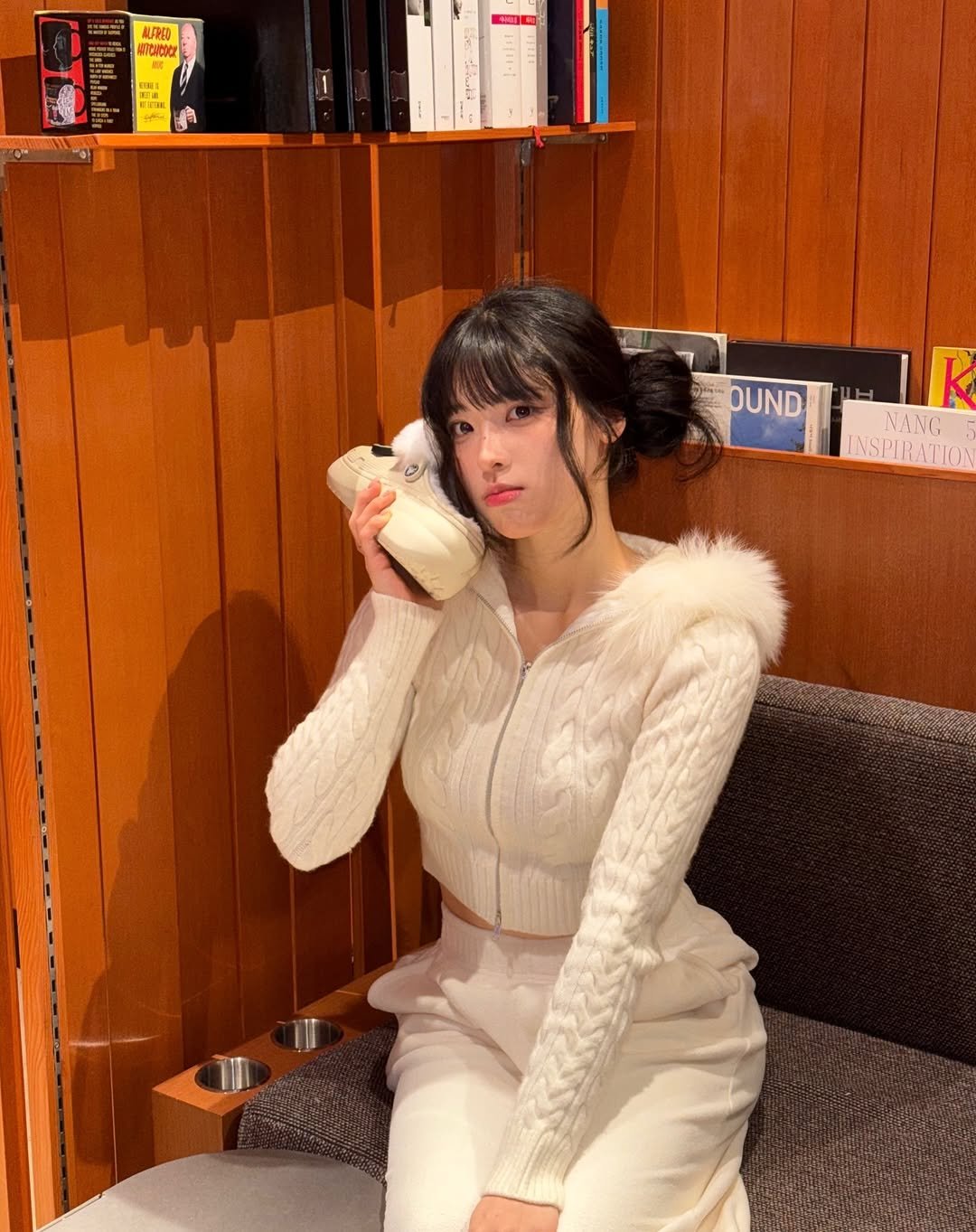 Photo shared by 내링 ネリン on December 05, 2025 tagging @crocskorea. May be an image of phone, telephone, dress, bath robe and text.