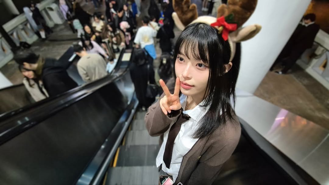 Photo by 내링 ネリン on November 26, 2025. May be an image of costume and text.