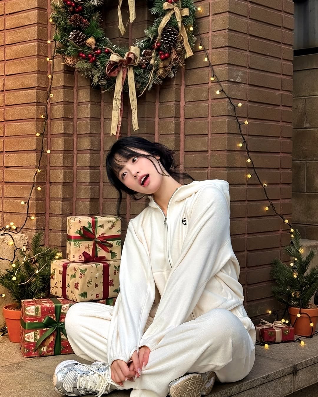 Photo shared by 내링 ネリン on December 17, 2025 tagging @sergiotacchini_kr. May be an image of one or more people, hair, sleepwear, bath robe and text.