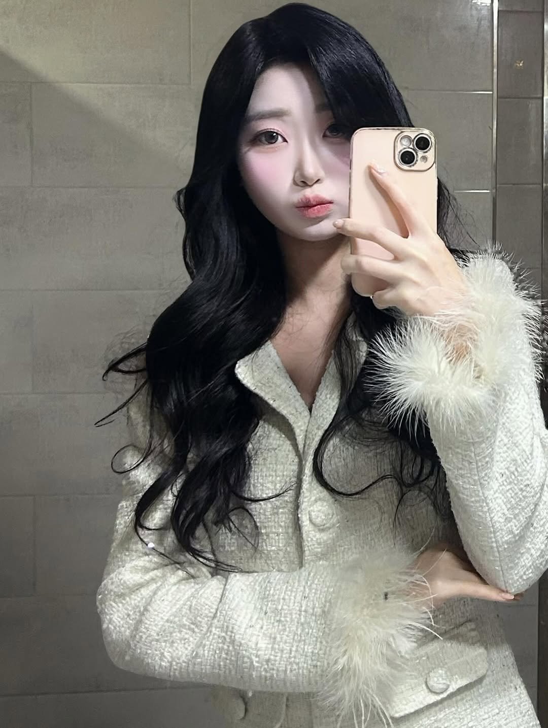 Photo by 영은 on January 22, 2026. May be a selfie of one or more people, makeup, hair, goosedown coat, top and text.