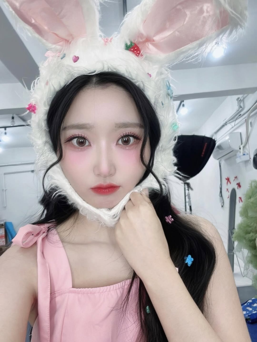 Photo by 영은 on January 22, 2026. May be an image of one or more people, hair, costume and text.