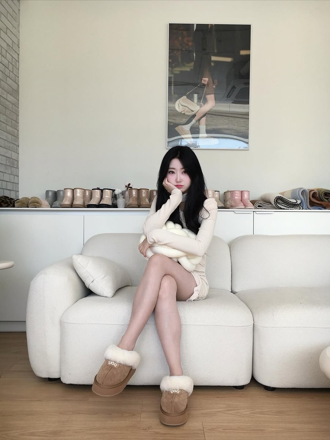 Photo by 영은 on November 06, 2025. May be an image of sleepwear, espadrilles, chaise lounge, boots, beanbag chair and text.