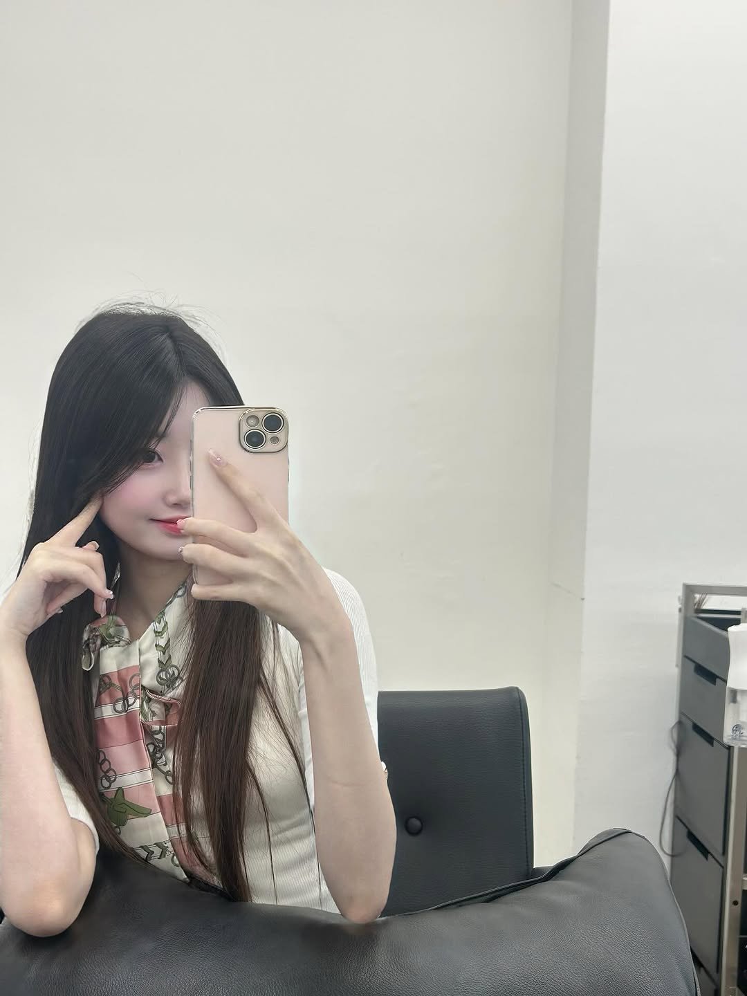 Photo by 김영은 on July 31, 2025. May be a selfie of 1 person, braids, mirror, top and text.