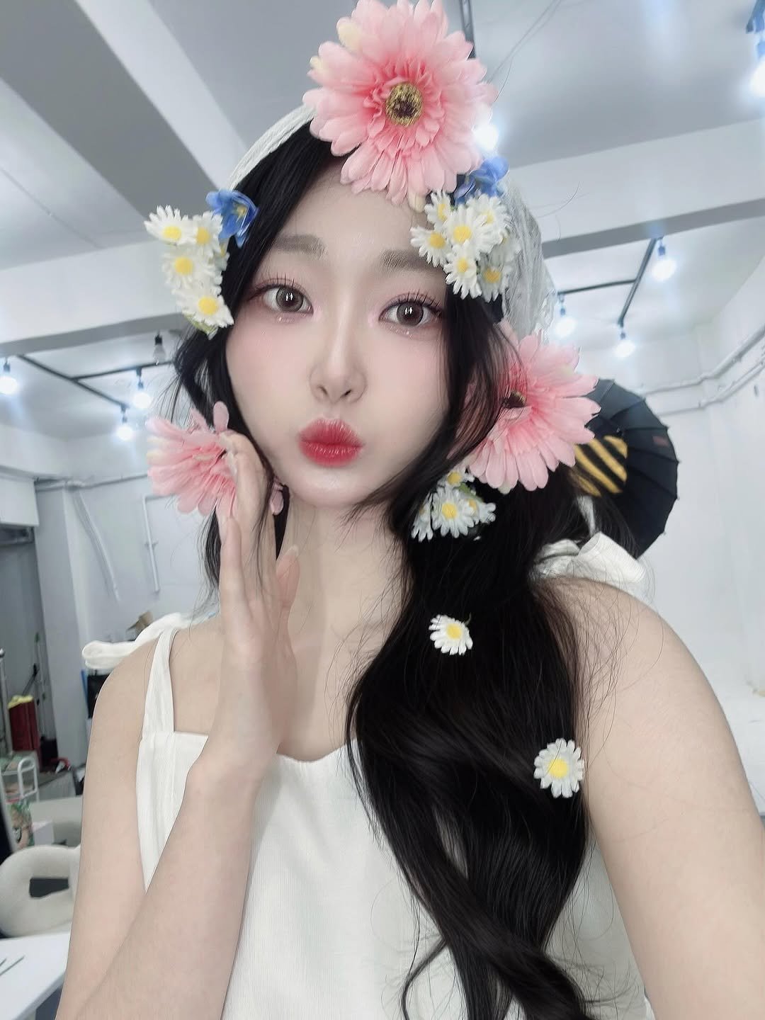 Photo by 영은 on January 03, 2026. May be an image of one or more people, braids, baby's-breath and text.