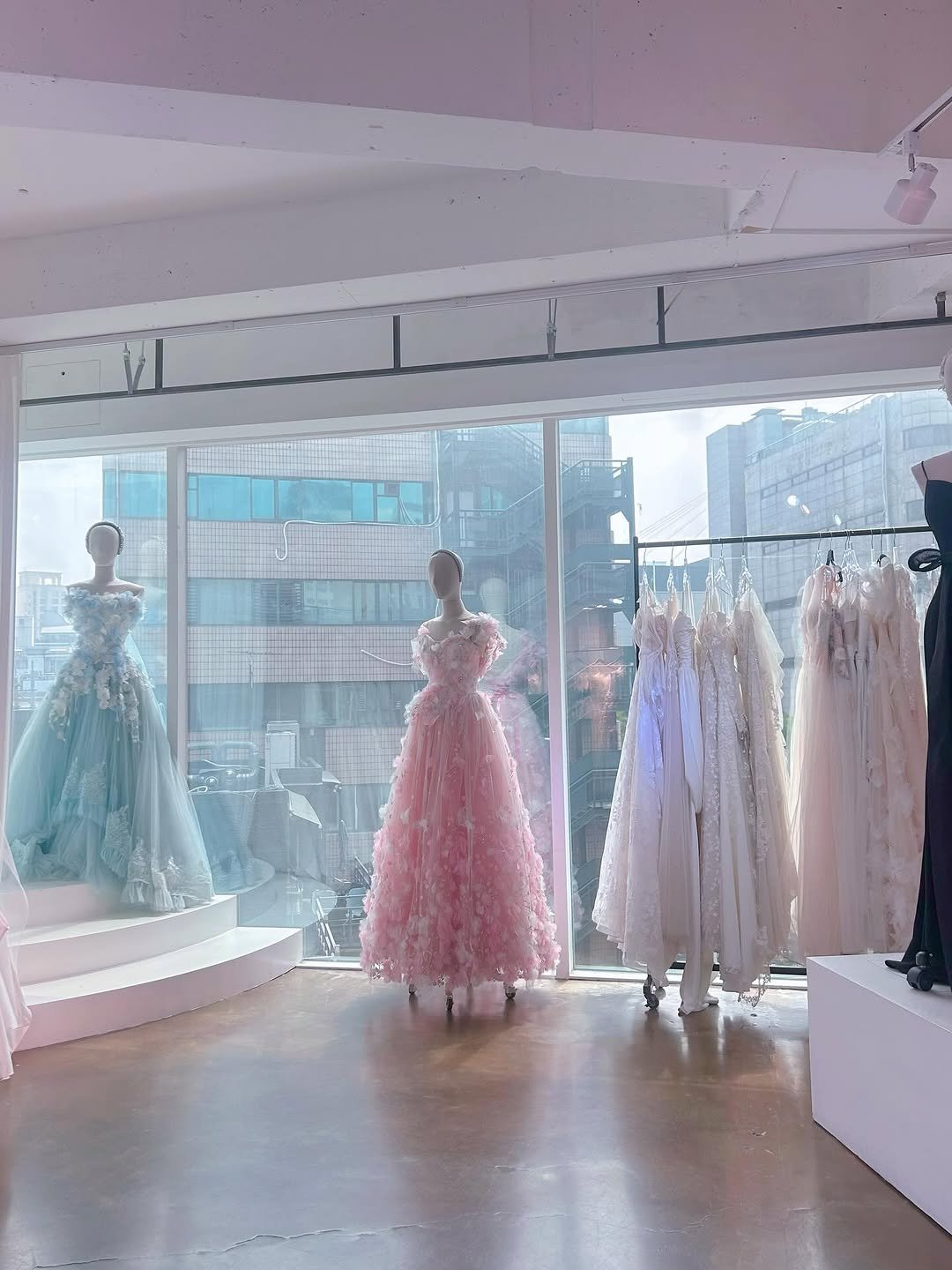 Photo by 영은 on December 14, 2025. May be an image of mannequin, gown, display case and text.