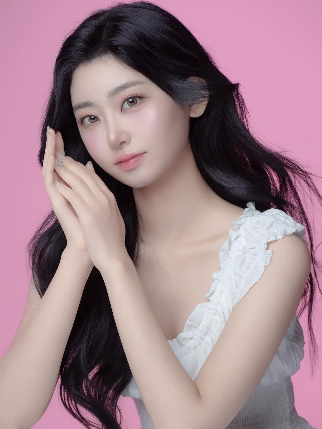 Photo by 영은 on December 16, 2025. May be a closeup of one or more people, makeup, hair and text.