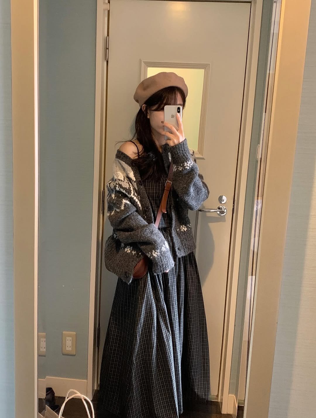 Photo by 알로하 on October 05, 2025. May be an image of 1 person, duffle coat, overcoat, cloak, kilt, beret, robe and text.