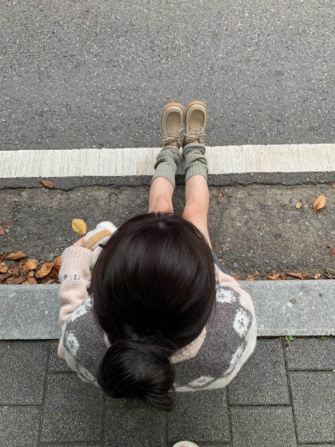 Photo shared by 알로하 on October 20, 2025 tagging @drawfit_women. May be an image of boots, street, curb and text.