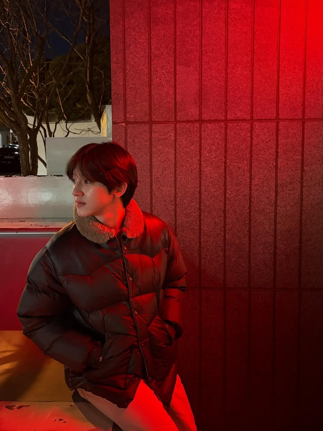 Photo by 봉재현-BONG JAEHYUN on December 09, 2025. May be an image of duffle coat, overcoat, goosedown coat, parka and jacket.