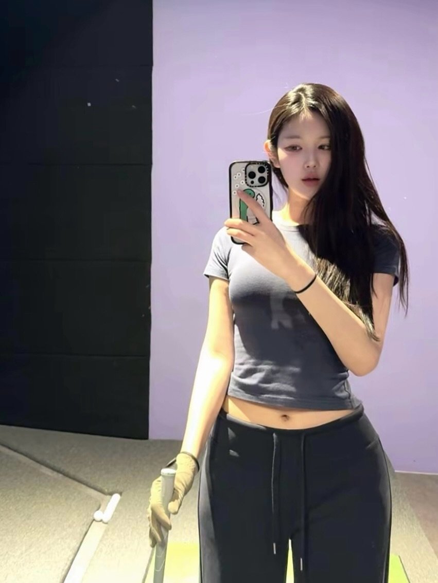 Photo shared by 오운완 일기🏋🏻‍♀️ on February 20, 2026 tagging @1more_birdie_official. May be an image of sweatpants, mirror and text.