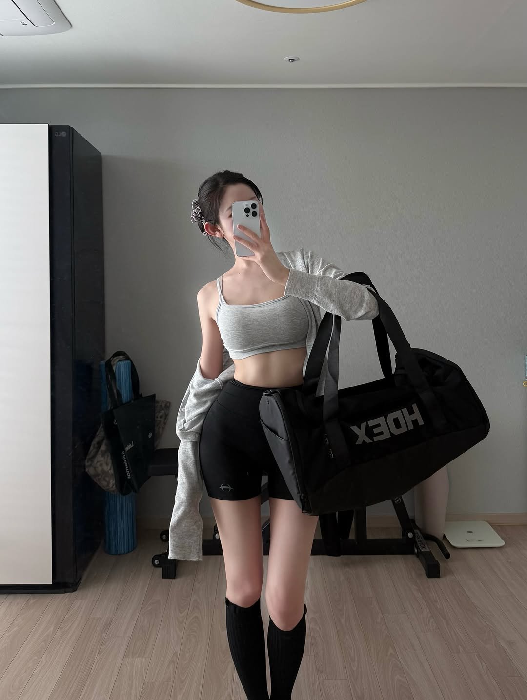 Photo shared by 오운완 일기🏋🏻‍♀️ on August 16, 2025 tagging @hdex__official, @hdex_women, and @hdex_celeb. May be an image of 1 person, shorts, sling, miniskirt and text.