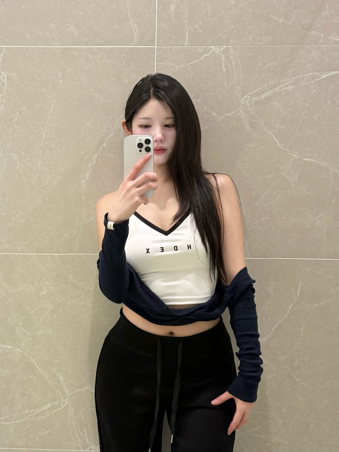 Photo shared by 오운완 일기🏋🏻‍♀️ on February 19, 2026 tagging @hdex__official, @hdex_women, and @hdex_celeb. May be a selfie of one or more people, hair, phone, sweatpants, top, mirror and text.