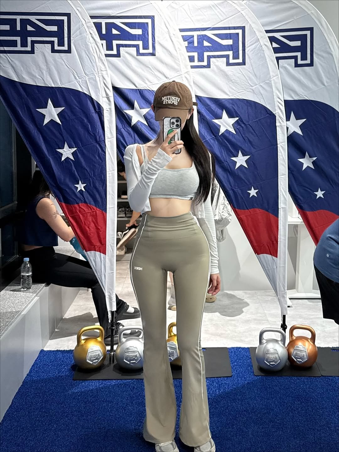 Photo shared by 오운완 일기🏋🏻‍♀️ on September 23, 2025 tagging @fmy.official, @hdex__official, @hdex_women, @hdex_celeb, and @hivecrew.official. May be an image of 2 people and text.