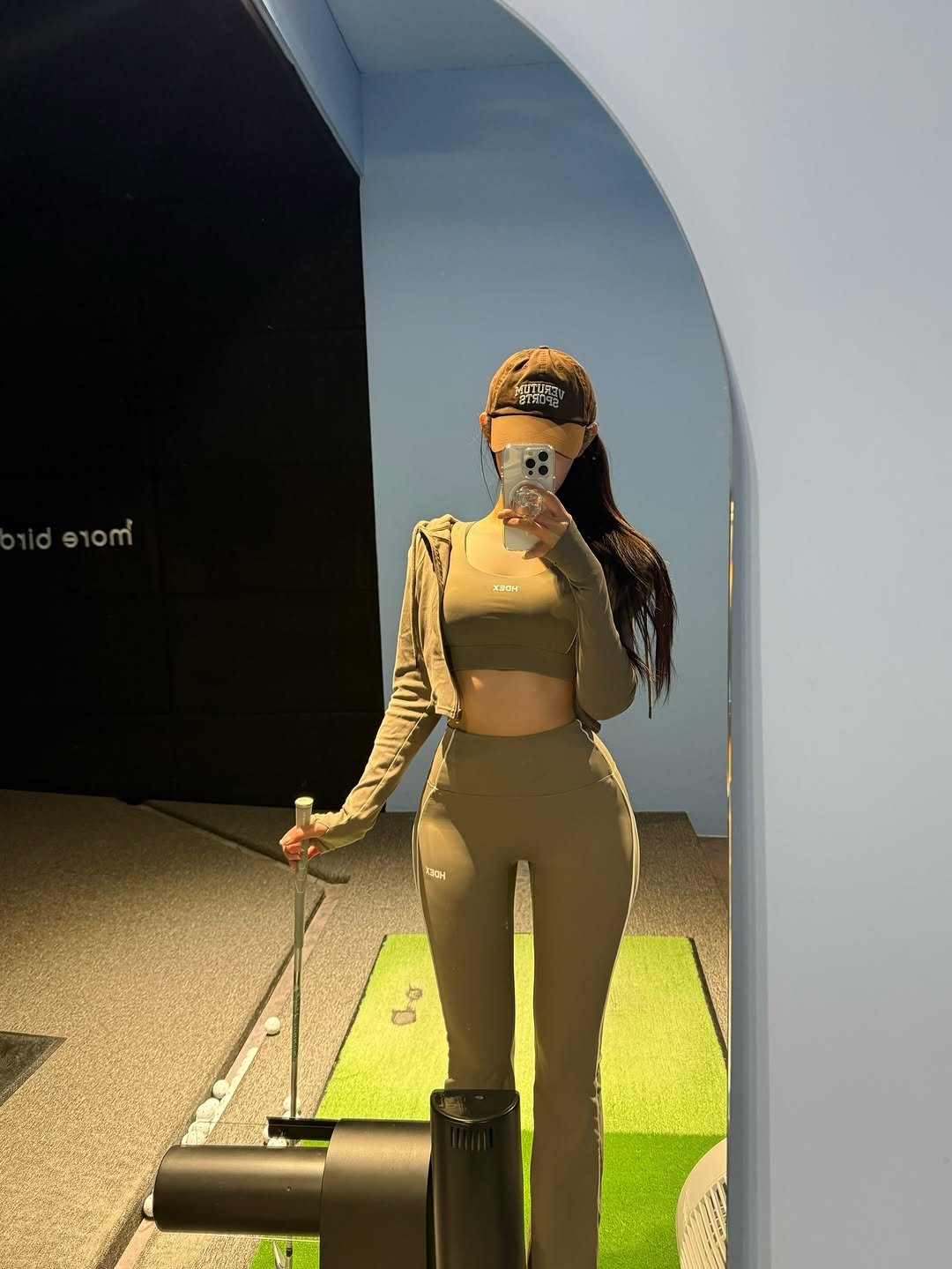Photo shared by 오운완 일기🏋🏻‍♀️ on December 21, 2025 tagging @hdex__official, @hdex_women, @hdex_celeb, and @1more_birdie_official. May be an image of golf, segway, turtleneck and text.