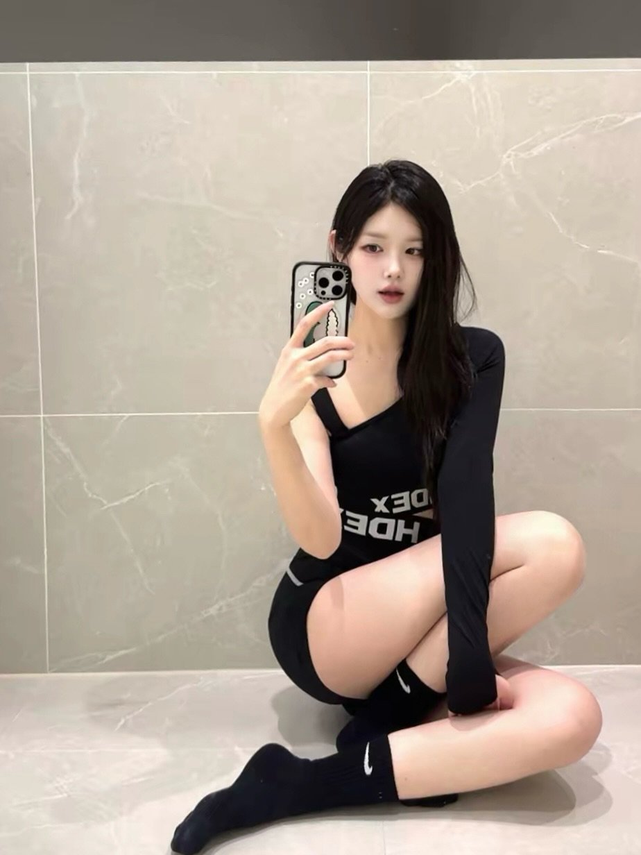 Photo shared by 오운완 일기🏋🏻‍♀️ on February 13, 2026 tagging @hdex__official, @hdex_women, @hdex_celeb, and @rorogym_cheonan. May be an image of sleepwear, slip, bra and text that says 'D30 HCE'.