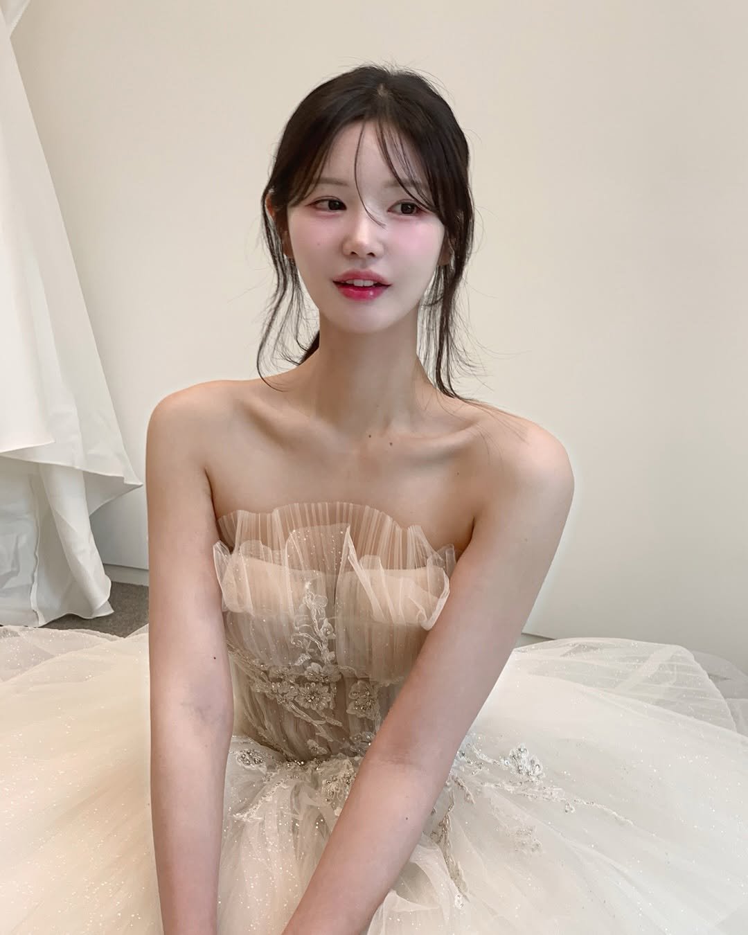 Photo by 오운완 일기🏋🏻‍♀️ on June 04, 2025. May be an image of one or more people, hair and dress.