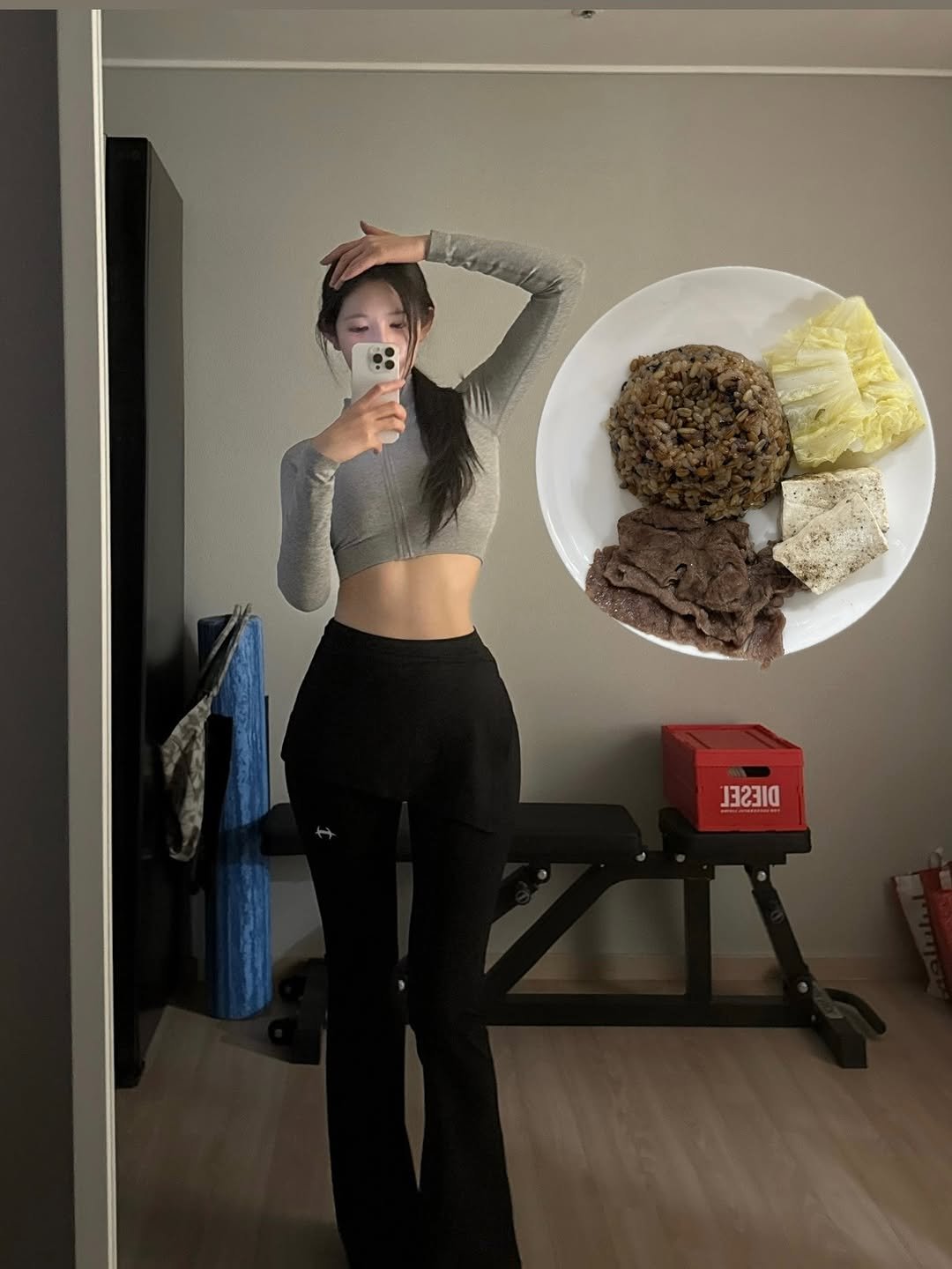 Photo shared by 오운완 일기🏋🏻‍♀️ on October 30, 2025 tagging @cjcheiljedang, @hdex_women, and @hdex_celeb. May be an image of oatmeal cookies, top, sweatpants and text.