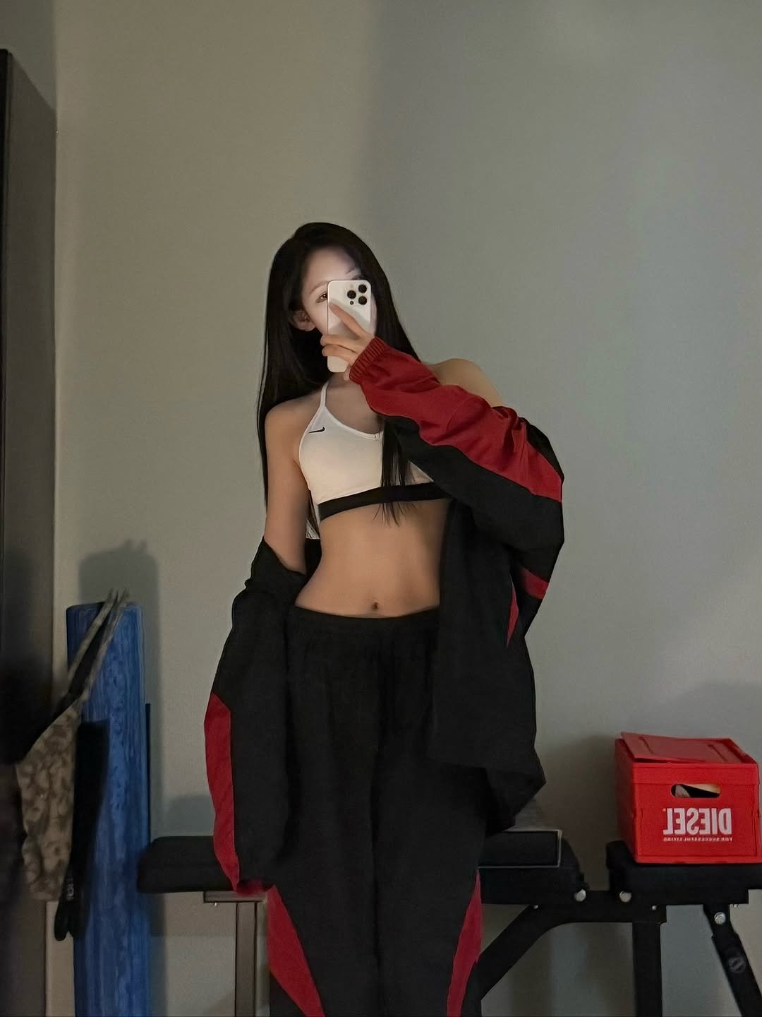 Photo by 오운완 일기🏋🏻‍♀️ on November 05, 2025. May be an image of activewear, sweatsuit, sweatpants, bra, sportswear, top and text.