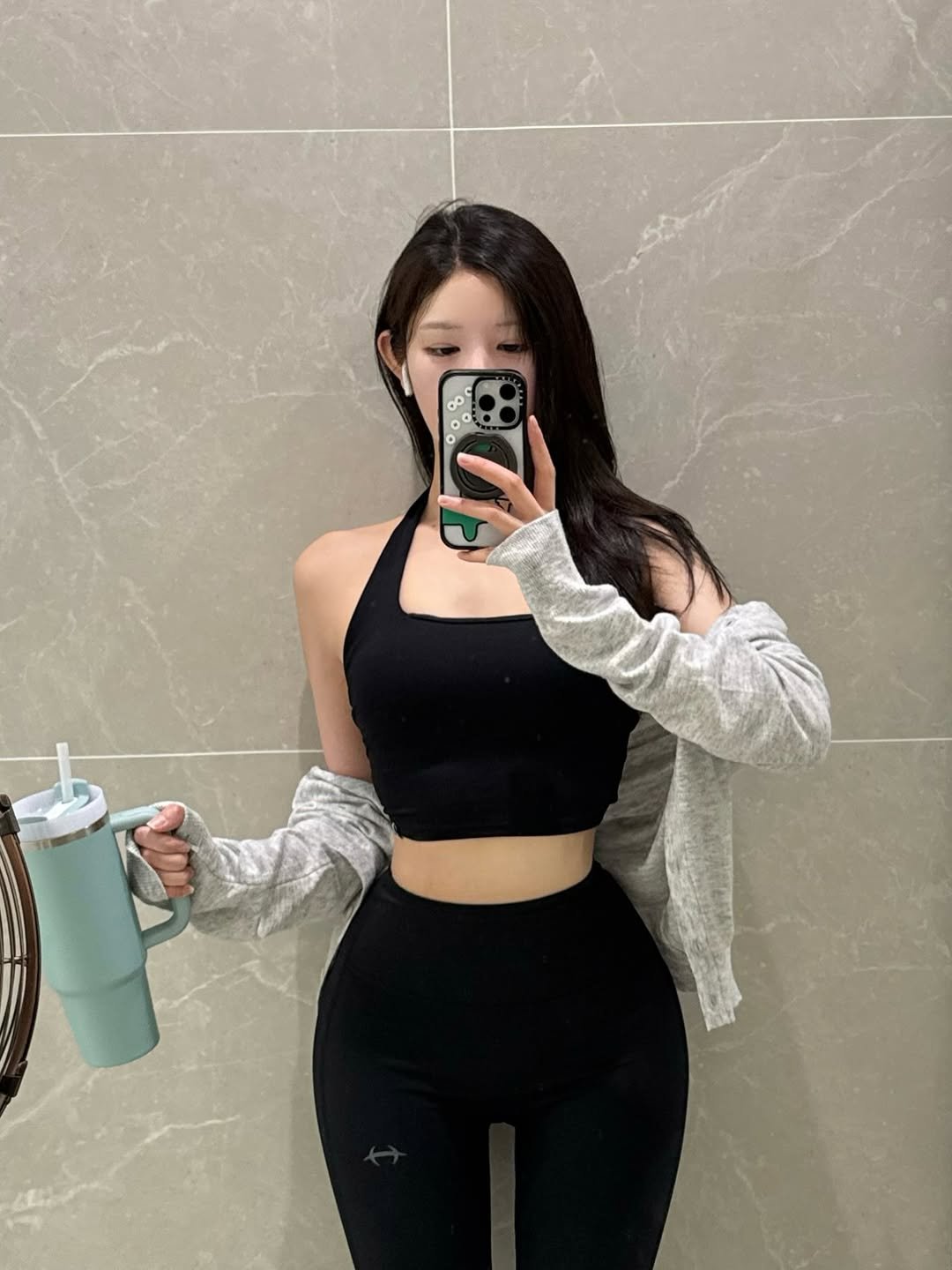Photo shared by 오운완 일기🏋🏻‍♀️ on August 14, 2025 tagging @fmy.official, @hdex__official, and @hdex_women. May be a selfie of 1 person, activewear, sweatpants, sportswear, tights and text.