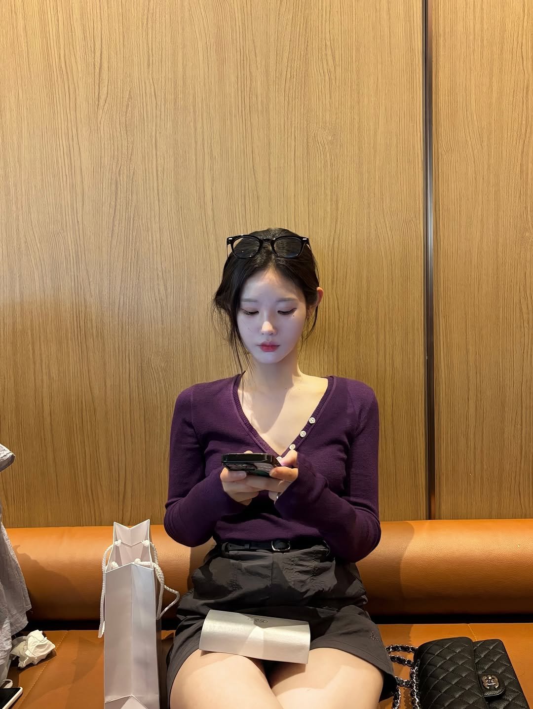 Photo shared by 오운완 일기🏋🏻‍♀️ on September 14, 2025 tagging @remind__official__. May be an image of one or more people, hair, phone, dress, cigarette and text.