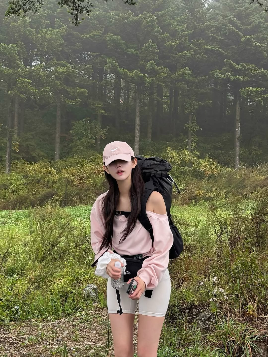 Photo by 오운완 일기🏋🏻‍♀️ on October 03, 2025. May be an image of 1 person, miniskirt, shorts, parka, outdoors and text.