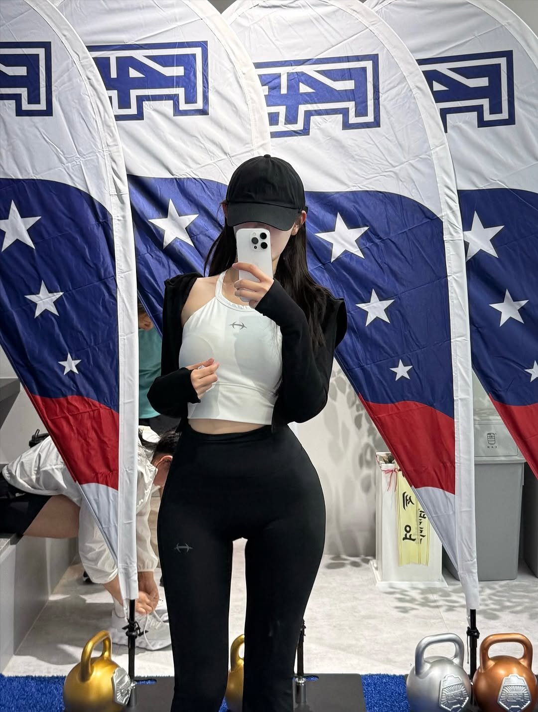 Photo shared by 오운완 일기🏋🏻‍♀️ on September 17, 2025 tagging @hdex__official, @hdex_women, and @hdex_celeb. May be an image of 1 person, biceps, sportswear and text.