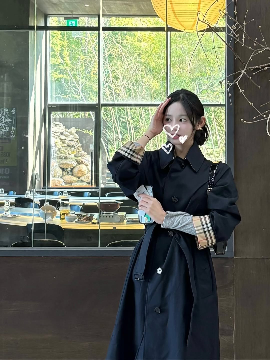 Photo by 오운완 일기🏋🏻‍♀️ on November 01, 2025. May be an image of overcoat, duffle coat, raincoat, parka and text.