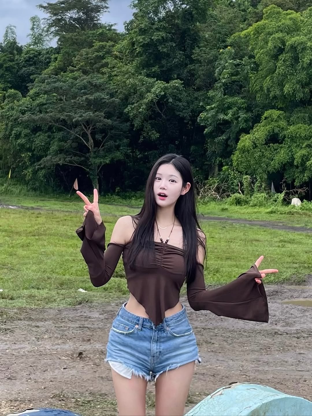 Photo by 오운완 일기🏋🏻‍♀️ on November 12, 2025. May be an image of one or more people, long hair, top, shorts, park, picnic and text.