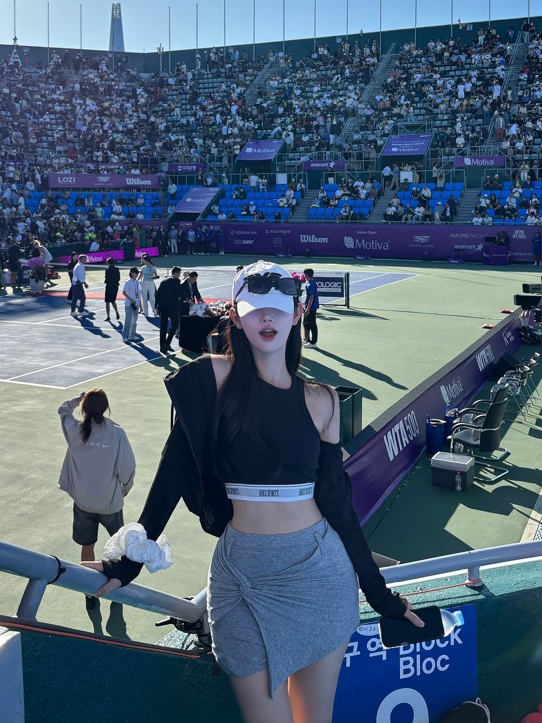 Photo shared by 오운완 일기🏋🏻‍♀️ on September 21, 2025 tagging @wta, @hdex__official, @hdex_women, @nutrakos_kr, @hdex_celeb, and @wta_koreaopentennis. May be an image of 4 people, people playing tennis, racket, stadium and text.