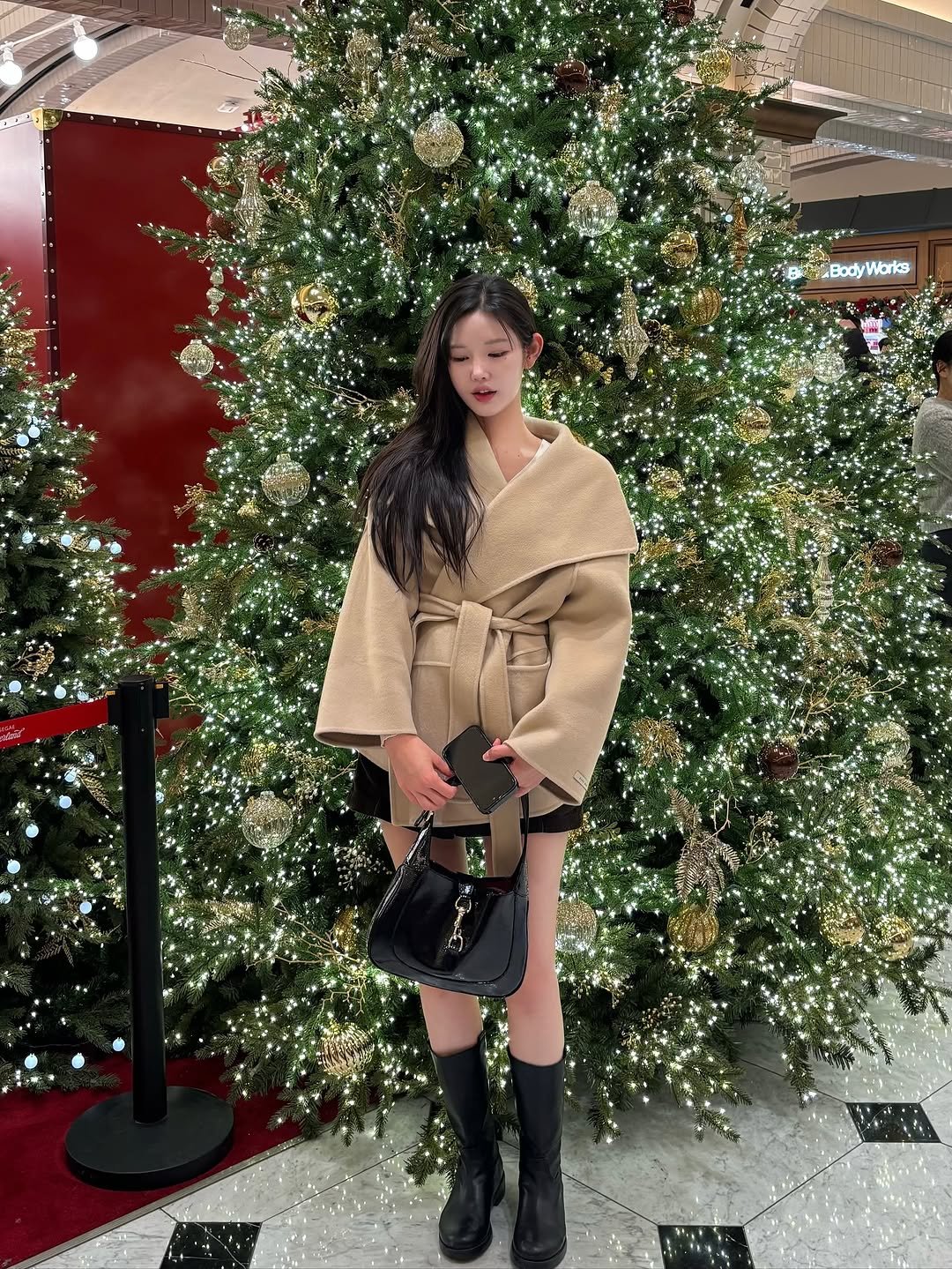 Photo shared by 오운완 일기🏋🏻‍♀️ on November 09, 2025 tagging @buzzer_on. May be an image of duffle coat, overcoat, christmas tree, parka, boots and text.