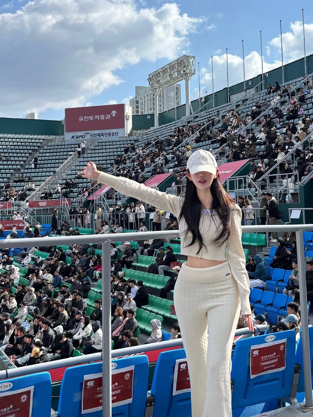 Photo shared by 오운완 일기🏋🏻‍♀️ on November 02, 2025 tagging @seoul_tennis, @hdex__official, @hdex_women, and @hdex_celeb. May be an image of stadium and text.