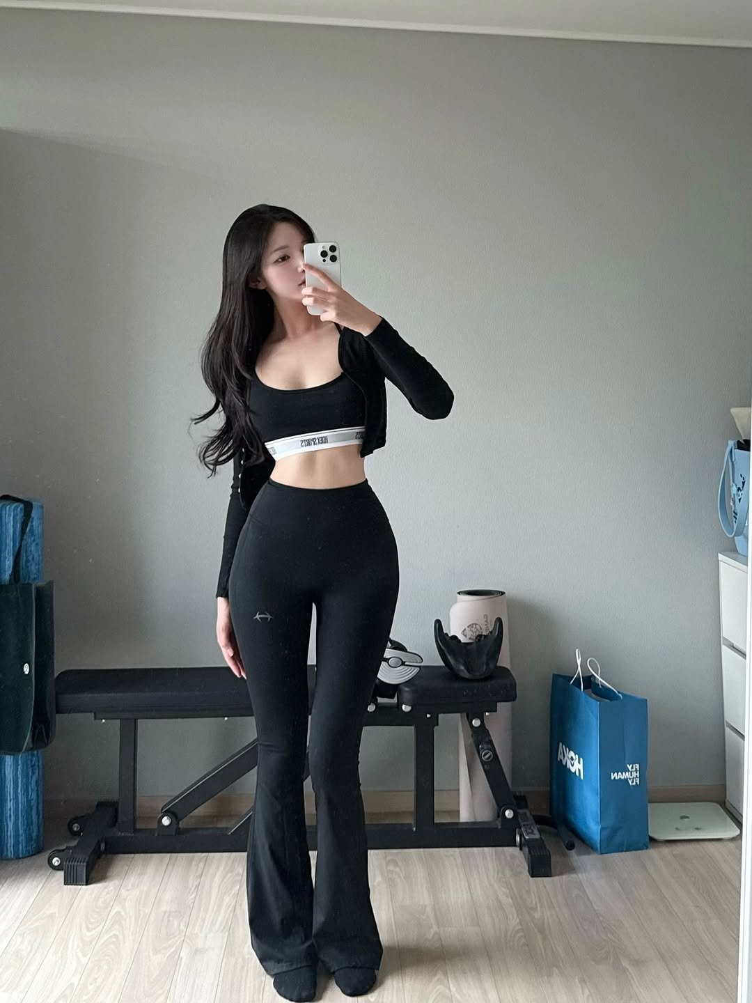 Photo shared by 오운완 일기🏋🏻‍♀️ on September 26, 2025 tagging @hdex__official, @hdex_women, @hdex_celeb, and @hivecrew.official. May be an image of 1 person, activewear, sweatpants, top and text.