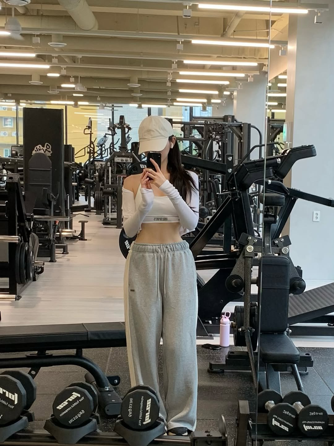 Photo shared by 오운완 일기🏋🏻‍♀️ on September 28, 2025 tagging @hdex__official, @hdex_women, @hdex_celeb, @hivecrew.official, and @rorogym_cheonan. May be an image of 1 person, activewear, sweatpants, sportswear and text.