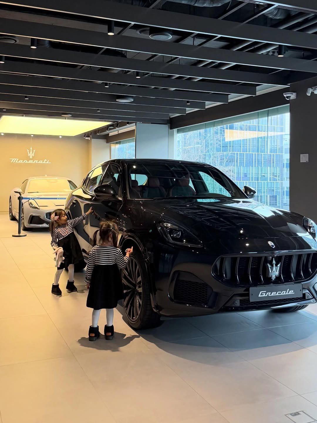 Photo by ᴇ ʟ ʟ ᴇ ɴ 🇰🇷🇨🇦 on December 08, 2025. May be an image of sedan and text that says 'W maserati Mass 55 ብ it Grecale'.