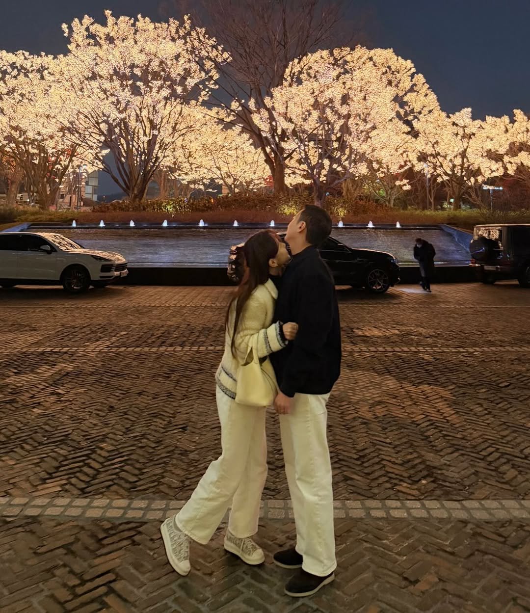 Photo by ᴇ ʟ ʟ ᴇ ɴ 🇰🇷🇨🇦 on December 06, 2025. May be an image of one or more people, people kissing, park, night and text.