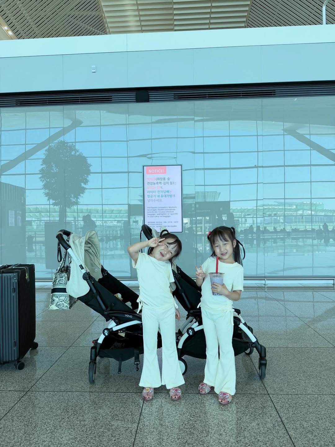 __bymj 게시물 이미지: *

우또떠✈️🤍🤍
(우리 또 아빠 만나러 떠남)

이번 여행은 오후...