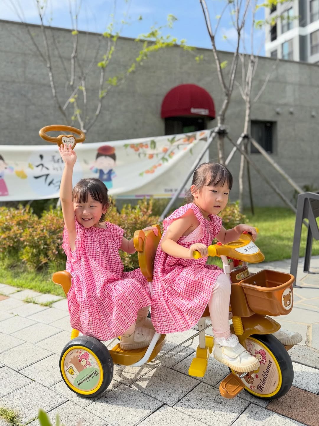 Photo by ᴇ ʟ ʟ ᴇ ɴ 🇰🇷🇨🇦 on September 29, 2025. May be an image of 2 people, child, bicycle, scooter, carriage, outdoors and text.
