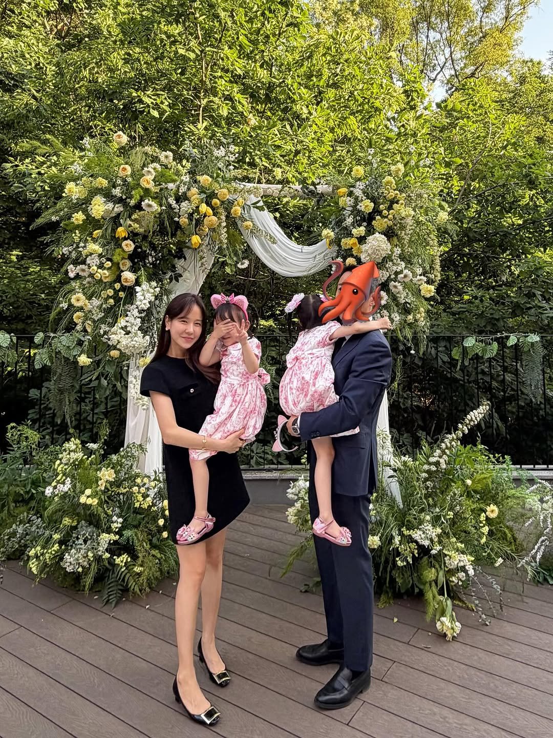 __bymj 게시물 이미지: *

날씨도 완벽하고🍃
너무 예뻤던 포포 이모삼촌 결혼식🤵🏻👰🏻‍♀️🫧✨

결혼식...