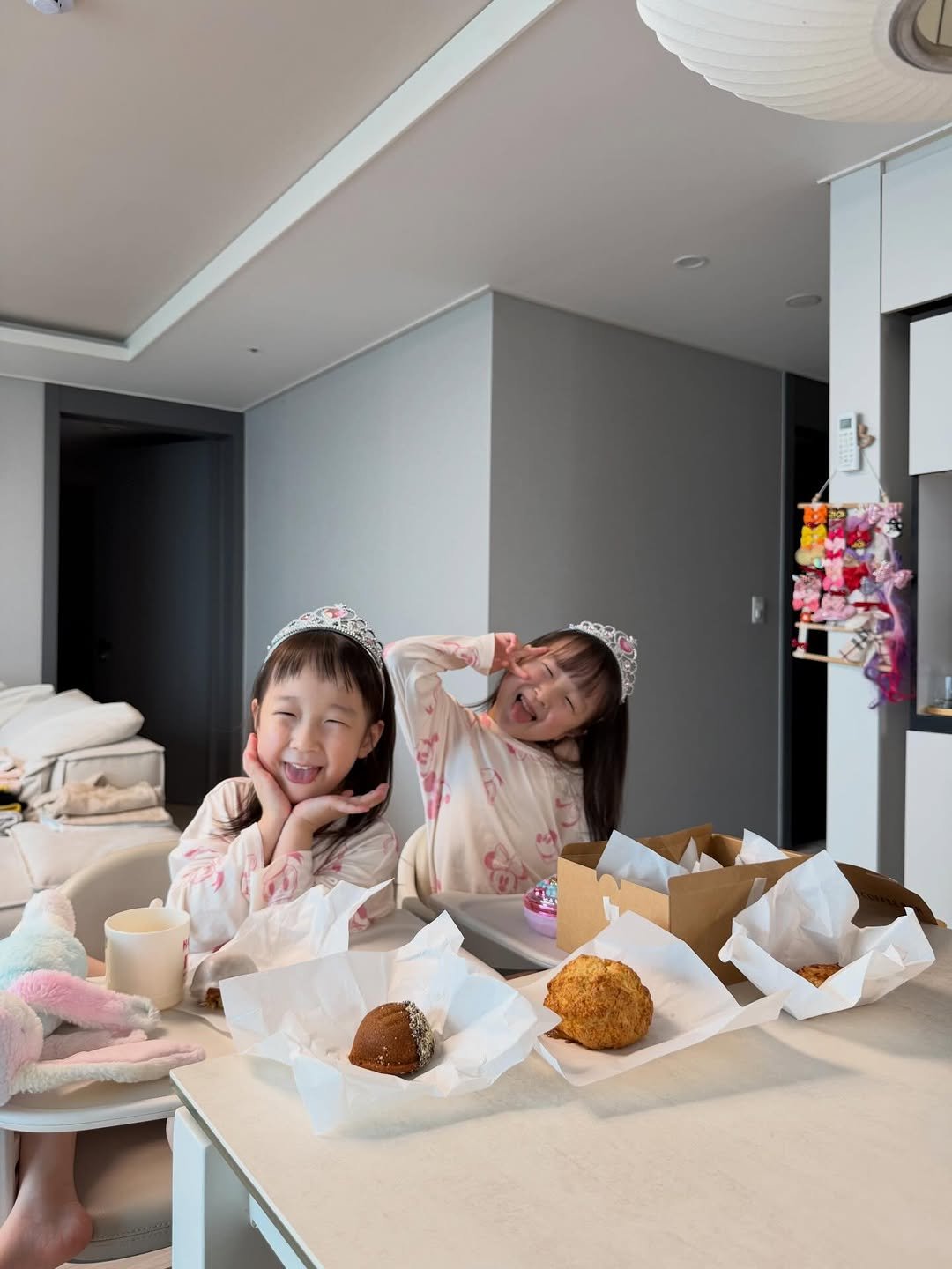 Photo by ᴇ ʟ ʟ ᴇ ɴ 🇰🇷🇨🇦 on April 07, 2026. May be an image of child, muffin and text.