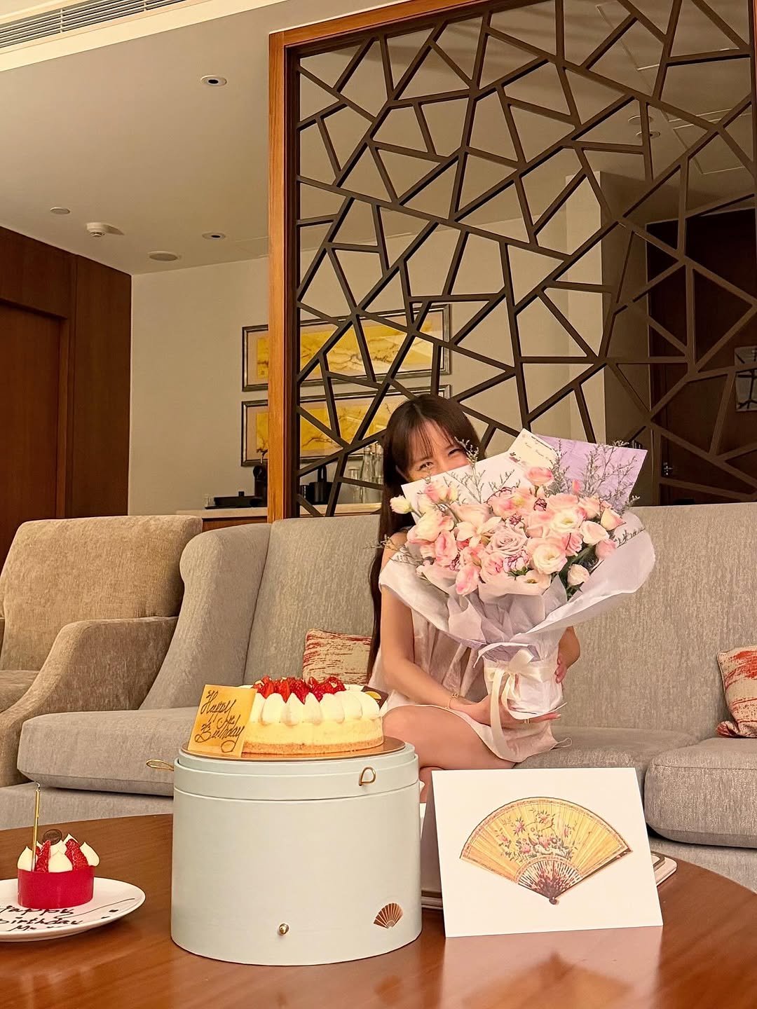 Photo by ᴇ ʟ ʟ ᴇ ɴ 🇰🇷🇨🇦 on December 06, 2025. May be an image of dessert, flower arrangement, hamper, candle, prairie gentian, baby's-breath, rose and text.