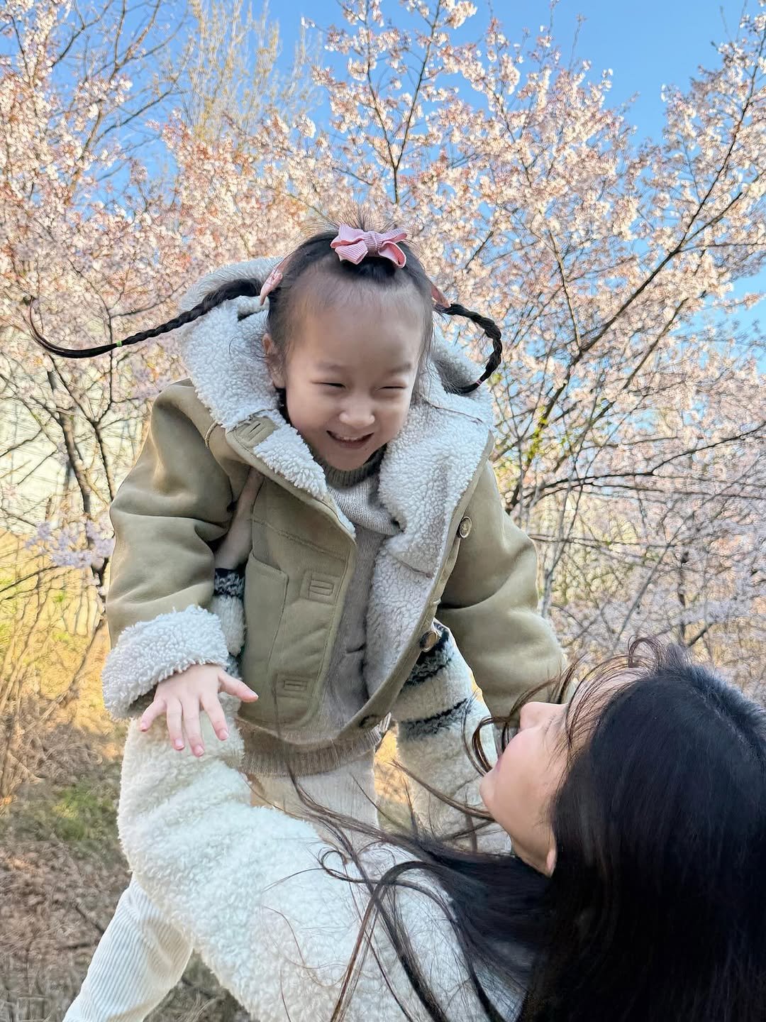 Photo by ᴇ ʟ ʟ ᴇ ɴ 🇰🇷🇨🇦 on April 09, 2026. May be an image of baby, stone-fruit tree, park and text.